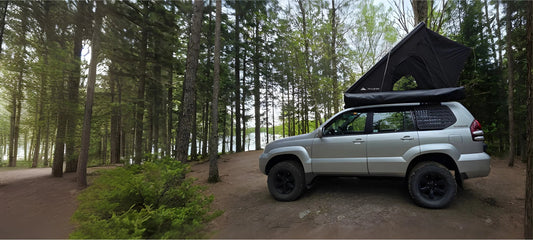 Taktält för den svenska naturen ovanpå en Toyota Land Cruiser